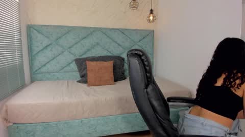 Lucy Greys online show from 6, 2, 2026