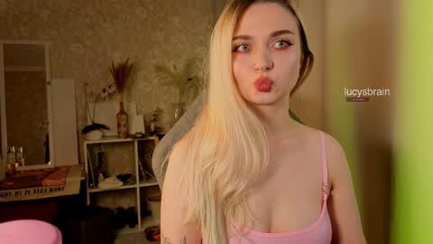 Snapshot of lucysbrain chatting on 23, 10, 2025 Lucy online show from 23, 10, 2025