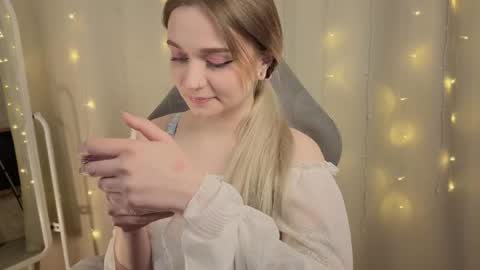 Snapshot of lucysbrain chatting on 11, 4, 2026 Lucy online show from 11, 4, 2026