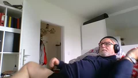 Snapshot of luley58 chatting on 12, 10, 2025 luley58 online show from 12, 10, 2025
