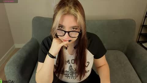 Snapshot of luna_host chatting on 20, 4, 2026 Luna Host online show from 20, 4, 2026