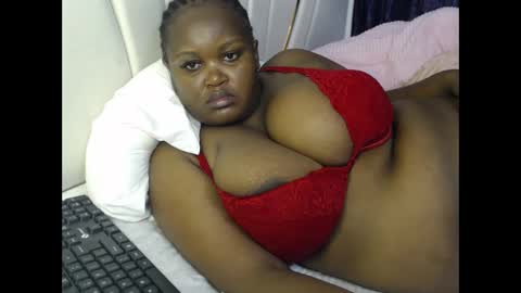 Snapshot of lunabloom01 chatting on 12, 5, 2026 lunabloom01 online show from 12, 5, 2026