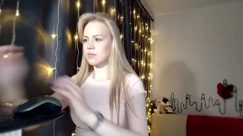 lunapeony online show from 4, 12, 2025