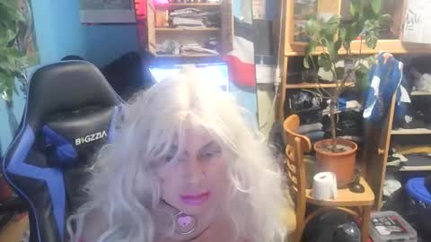 Snapshot of lunaxxxx97 chatting on 2, 4, 2026 LunaXXX online show from 2, 4, 2026