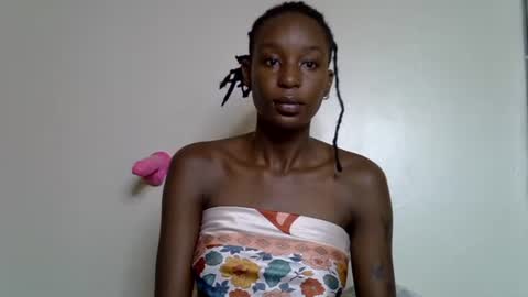 Snapshot of lutino_lovebirds chatting on 28, 4, 2026 lutino_lovebirds online show from 28, 4, 2026