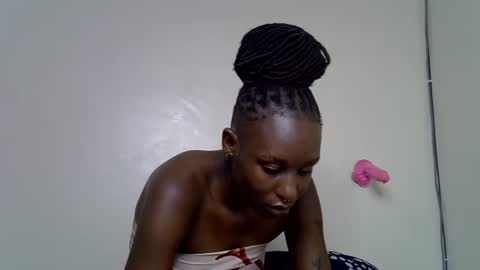 Snapshot of lutino_lovebirds chatting on 6, 5, 2026 lutino_lovebirds online show from 6, 5, 2026