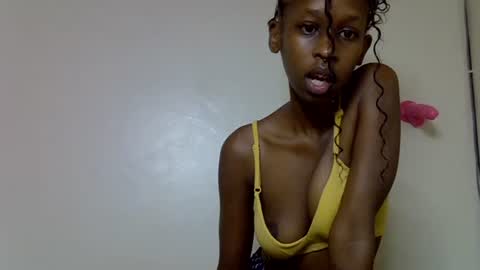 Snapshot of lutino_lovebirds chatting on 7, 5, 2026 lutino_lovebirds online show from 7, 5, 2026
