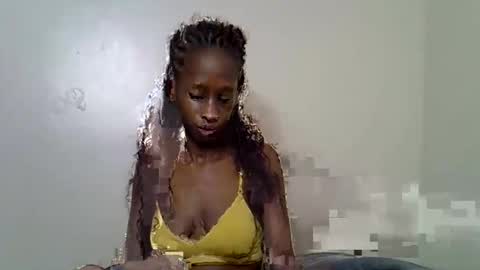 Snapshot of lutino_lovebirds chatting on 17, 5, 2026 lutino_lovebirds online show from 17, 5, 2026