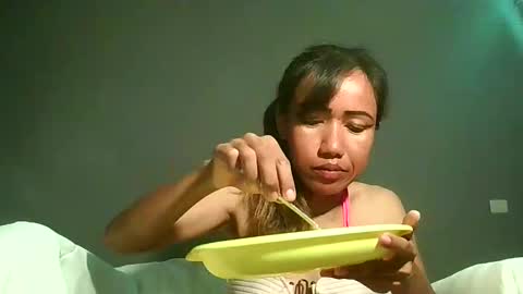 Snapshot of luvu4everxxx chatting on 22, 4, 2026 Bee Bee online show from 22, 4, 2026