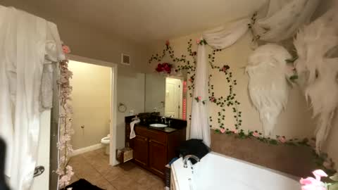 Snapshot of luvvlee chatting on 4, 3, 2026 luvvlee online show from 4, 3, 2026