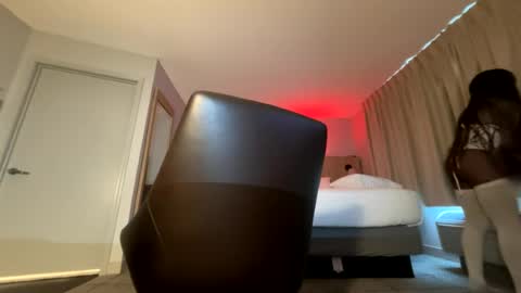 Snapshot of luvvlee chatting on 12, 7, 2026 luvvlee online show from 12, 7, 2026