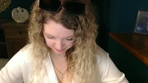 Snapshot of luxdonna chatting on 5, 6, 2026 Donna online show from 5, 6, 2026