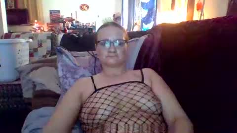 lynds87 online show from 10, 2, 2026