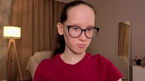 Snapshot of lynettebails chatting on 18, 4, 2026 Sara online show from 18, 4, 2026