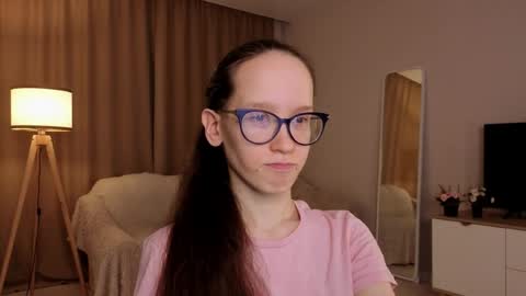 Snapshot of lynettebails chatting on 19, 4, 2026 Sara online show from 19, 4, 2026