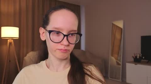 Snapshot of lynettebails chatting on 19, 5, 2026 Sara online show from 19, 5, 2026