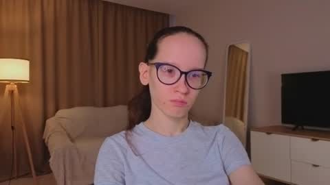 Snapshot of lynettebails chatting on 17, 6, 2026 Sara online show from 17, 6, 2026