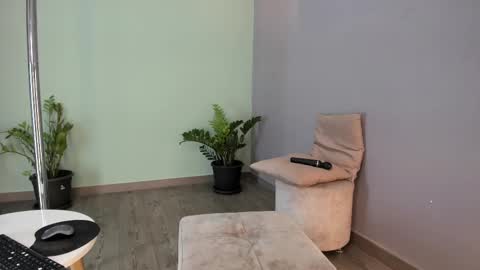 lynnsam_ online show from 8, 2, 2025