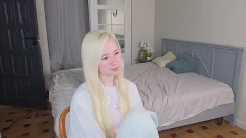 Snapshot of mabie_baby chatting on 25, 5, 2026 Christina online show from 25, 5, 2026