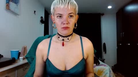 Snapshot of mackenziemoon chatting on 1, 3, 2026 Noah Askew online show from 1, 3, 2026