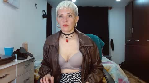 Snapshot of mackenziemoon chatting on 2, 3, 2026 Noah Askew online show from 2, 3, 2026