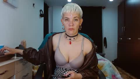 Snapshot of mackenziemoon chatting on 2, 3, 2026 Noah Askew online show from 2, 3, 2026