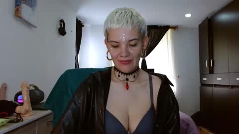 Snapshot of mackenziemoon chatting on 3, 3, 2026 Noah Askew online show from 3, 3, 2026