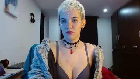 Snapshot of mackenziemoon chatting on 13, 3, 2026 Noah Askew online show from 13, 3, 2026