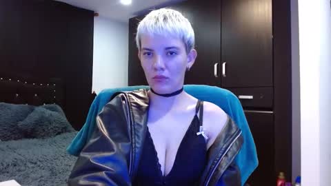 Snapshot of mackenziemoon chatting on 26, 3, 2026 Noah Askew online show from 26, 3, 2026