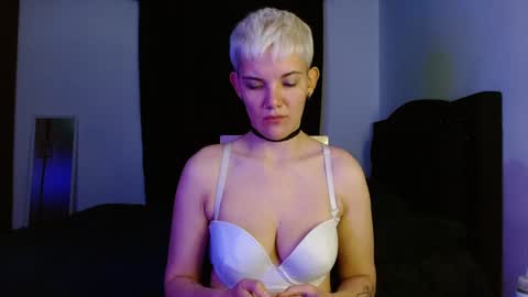 Snapshot of mackenziemoon chatting on 8, 4, 2026 Noah Askew online show from 8, 4, 2026