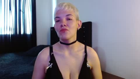 Snapshot of mackenziemoon chatting on 11, 4, 2026 Noah Askew online show from 11, 4, 2026