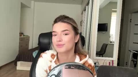 Snapshot of madelenequirk chatting on 9, 7, 2026 Alisa online show from 9, 7, 2026