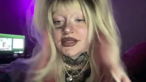 Snapshot of maeee_ chatting on 9, 8, 2026 Mae online show from 9, 8, 2026