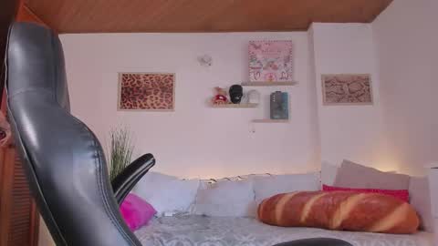 Maeve  schedule 11 am- 530 pm colombia time  online show from 10, 2, 2026