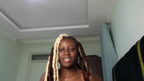 Snapshot of maelys_t chatting on 10, 5, 2026 Maelys online show from 10, 5, 2026