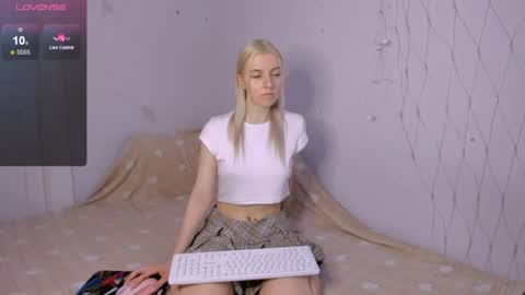 Snapshot of mailin_harrington chatting on 25, 6, 2026 Your kitty online show from 25, 6, 2026