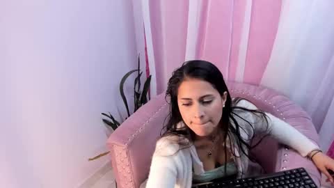 Snapshot of maily_owens chatting on 13, 11, 2025 Maily Owens online show from 13, 11, 2025