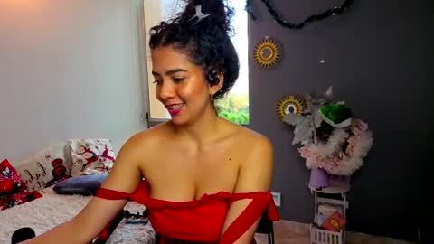 Snapshot of maithe_perroni chatting on 13, 12, 2025 Lauu online show from 13, 12, 2025