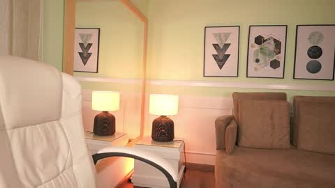 Mandy Collins online show from 9, 4, 2026