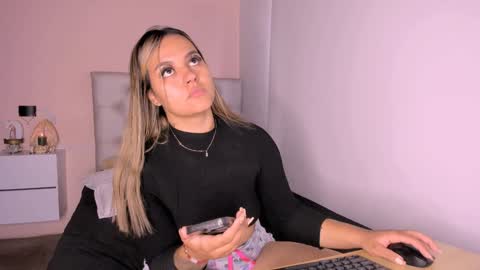 Snapshot of mariana__roe chatting on 25, 12, 2024 Mariana Roe online show from 25, 12, 2024