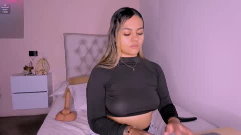 Snapshot of mariana__roe chatting on 6, 3, 2025 Mariana Roe online show from 6, 3, 2025