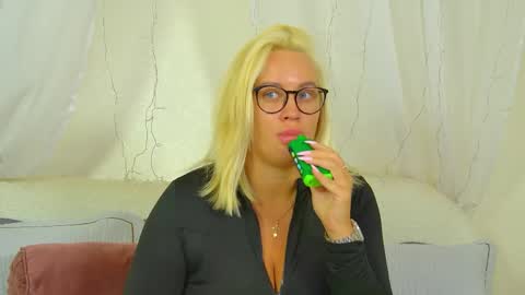 Snapshot of marianeumann chatting on 25, 5, 2026 Maria online show from 25, 5, 2026
