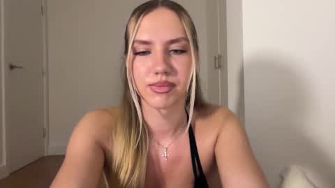 Snapshot of mariareev chatting on 14, 12, 2025 mariareev online show from 14, 12, 2025