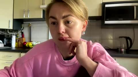 Snapshot of martaluna_ chatting on 22, 4, 2026 Marta online show from 22, 4, 2026