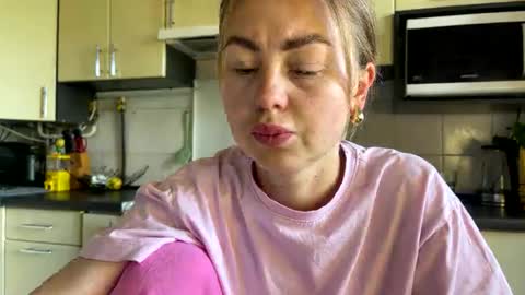 Snapshot of martaluna_ chatting on 7, 5, 2026 Marta online show from 7, 5, 2026