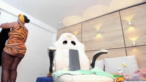 Snapshot of martina_touss chatting on 1, 2, 2025 martina touss online show from 1, 2, 2025