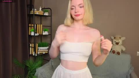 Snapshot of marycalder chatting on 4, 5, 2026 Mary online show from 4, 5, 2026