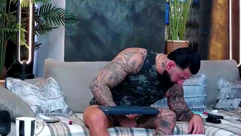 Snapshot of masterkingofmuscle chatting on 18, 11, 2025 masterkingofmuscle online show from 18, 11, 2025