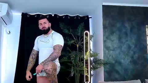 Snapshot of masterkingofmuscle chatting on 21, 11, 2025 masterkingofmuscle online show from 21, 11, 2025