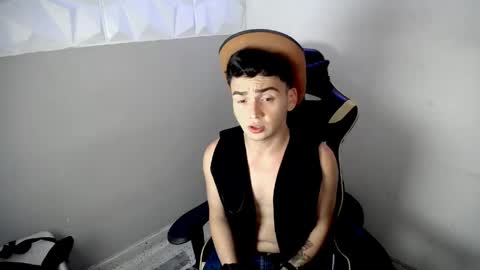 Snapshot of mathiass_twinkk_ chatting on 12, 4, 2026 MATHIAS online show from 12, 4, 2026